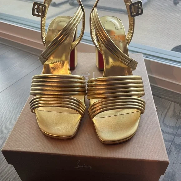 CHRISTIAN LOUBOUTIN
Manola Metallic Sandals size 42 - Picture 16 of 16